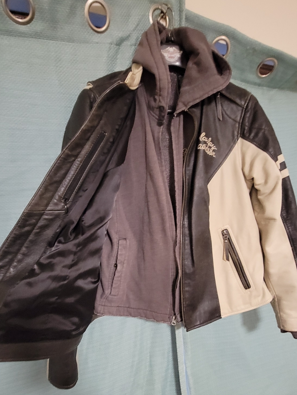 Harley Davidson Leather Jacket - Picture 4 of 8